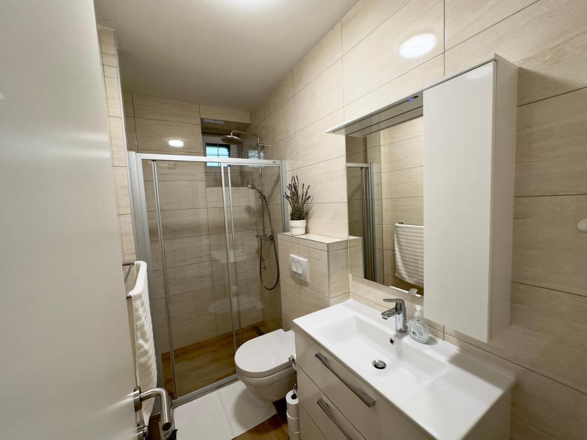 Matek Family & Studio Apartment Рованьска Екстер'єр фото